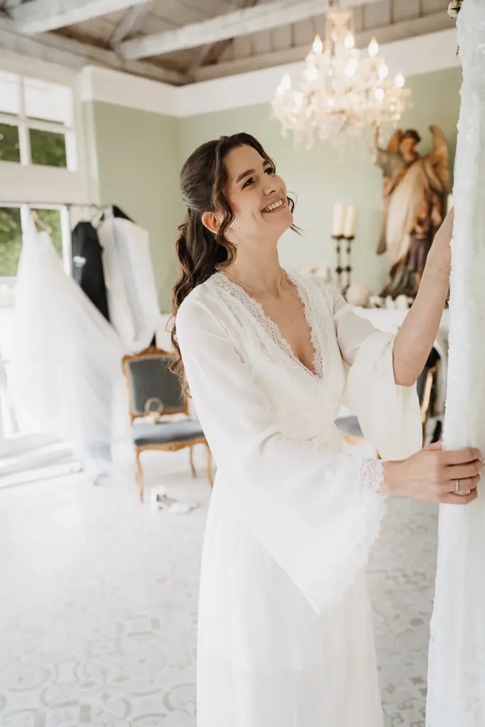 Hochzeitsfotos Straubing, Hochzeitsfotograf Straubing, Brautpaarfotos Deggendorf, glückliches Brautpaar in der Natur, Natürliche Hochzeitsfotos Niederbayern Oberpfalz, Hochzeitslocation Gut Haggn , Hochzeitstorte, Tortenanschnitt, Gartenhochzeit Straubing, Freie Trauung Straubing, Freie Trauung Bayerischer Wald, Hochzeitsfotograf Bayern, Tischdeko, Hochzeitsdeko, Blumendeko Hochzeit, Hochzeitsparty, Bayerische Hochzeit, Getting Ready Hochzeit Gut Haggn, First Look Foto, Brautkleid