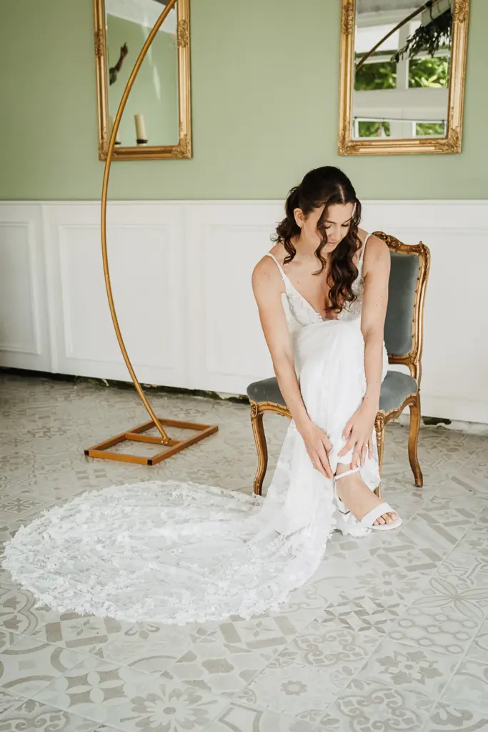 Hochzeitsfotos Straubing, Hochzeitsfotograf Straubing, Brautpaarfotos Deggendorf, glückliches Brautpaar in der Natur, Natürliche Hochzeitsfotos Niederbayern Oberpfalz, Hochzeitslocation Gut Haggn , Hochzeitstorte, Tortenanschnitt, Gartenhochzeit Straubing, Freie Trauung Straubing, Freie Trauung Bayerischer Wald, Hochzeitsfotograf Bayern, Tischdeko, Hochzeitsdeko, Blumendeko Hochzeit, Hochzeitsparty, Bayerische Hochzeit, Getting Ready Hochzeit Gut Haggn, First Look Foto, Brautkleid