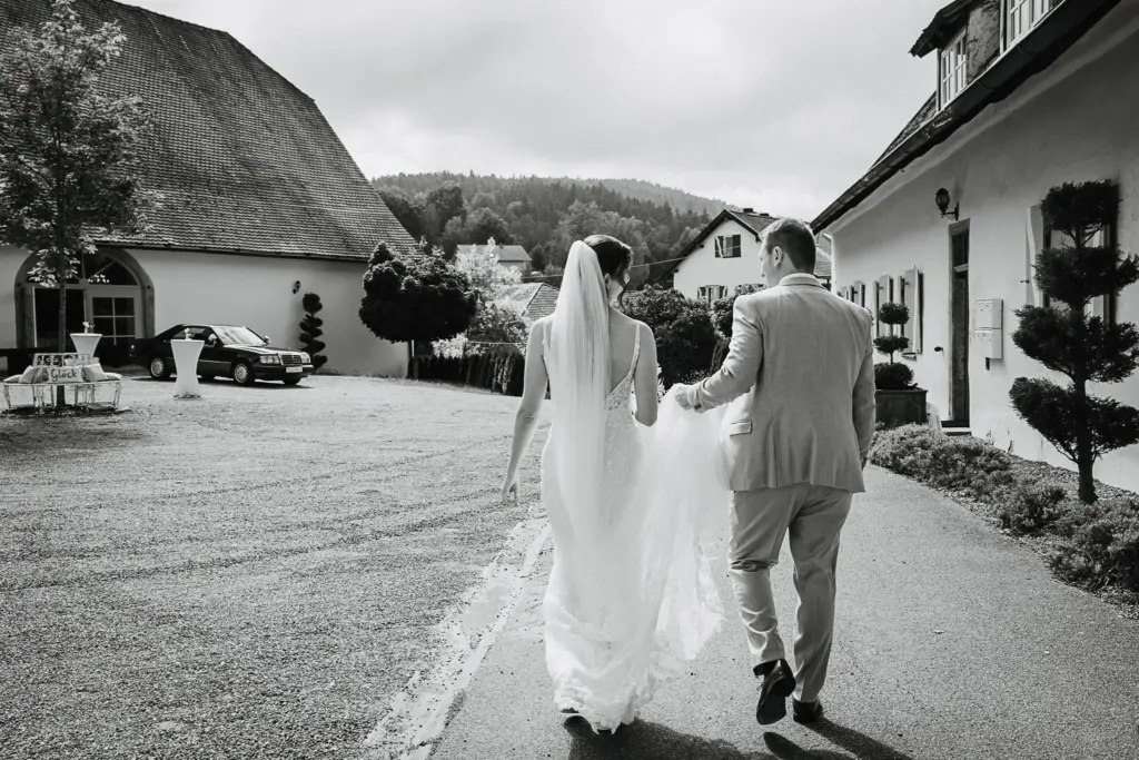 Hochzeitsfotos Straubing, Hochzeitsfotograf Straubing, Brautpaarfotos Deggendorf, glückliches Brautpaar in der Natur, Natürliche Hochzeitsfotos Niederbayern Oberpfalz, Hochzeitslocation Gut Haggn , Hochzeitstorte, Tortenanschnitt, Gartenhochzeit Straubing, Freie Trauung Straubing, Freie Trauung Bayerischer Wald, Hochzeitsfotograf Bayern, Tischdeko, Hochzeitsdeko, Blumendeko Hochzeit, Hochzeitsparty, Bayerische Hochzeit, Getting Ready Hochzeit Gut Haggn, First Look Foto, Brautkleid