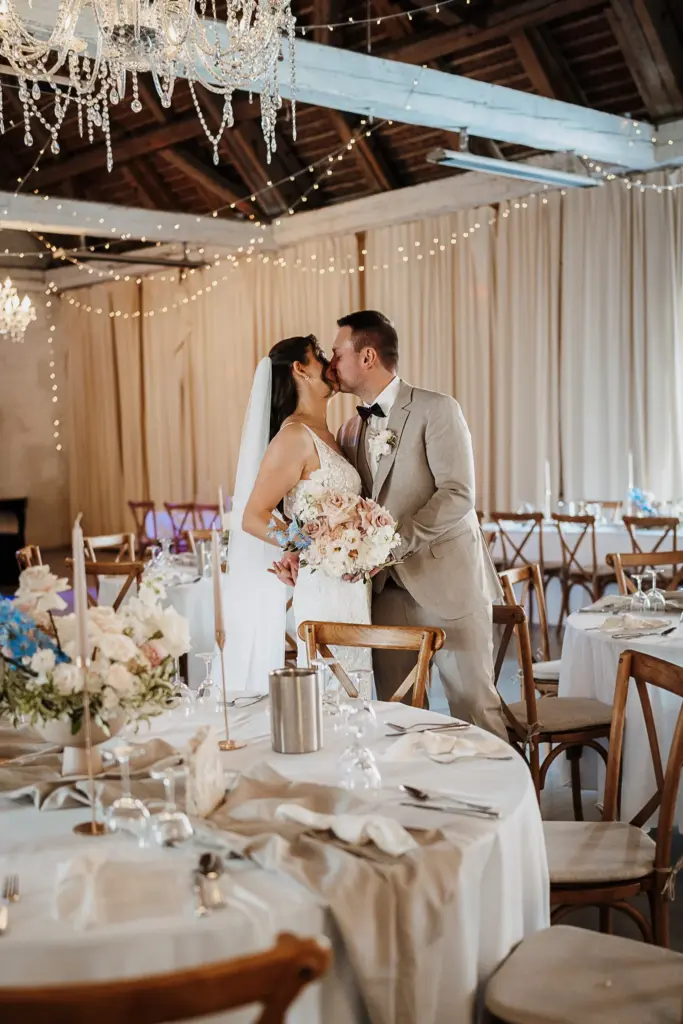 Hochzeitsfotos Straubing, Hochzeitsfotograf Straubing, Brautpaarfotos Deggendorf, glückliches Brautpaar in der Natur, Natürliche Hochzeitsfotos Niederbayern Oberpfalz, Hochzeitslocation Gut Haggn , Hochzeitstorte, Tortenanschnitt, Gartenhochzeit Straubing, Freie Trauung Straubing, Freie Trauung Bayerischer Wald, Hochzeitsfotograf Bayern, Tischdeko, Hochzeitsdeko, Blumendeko Hochzeit, Hochzeitsparty, Bayerische Hochzeit, Getting Ready Hochzeit Gut Haggn, First Look Foto, Brautkleid