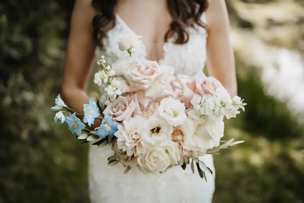 Hochzeitsfotos Straubing, Hochzeitsfotograf Straubing, Brautpaarfotos Deggendorf, glückliches Brautpaar in der Natur, Natürliche Hochzeitsfotos Niederbayern Oberpfalz, Hochzeitslocation Gut Haggn , Hochzeitstorte, Tortenanschnitt, Gartenhochzeit Straubing, Freie Trauung Straubing, Freie Trauung Bayerischer Wald, Hochzeitsfotograf Bayern, Tischdeko, Hochzeitsdeko, Blumendeko Hochzeit, Hochzeitsparty, Bayerische Hochzeit, Getting Ready Hochzeit Gut Haggn, First Look Foto, Brautkleid