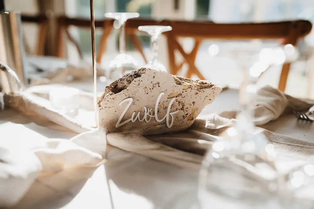 Hochzeitsfotos Straubing, Hochzeitsfotograf Straubing, Brautpaarfotos Deggendorf, glückliches Brautpaar in der Natur, Natürliche Hochzeitsfotos Niederbayern Oberpfalz, Hochzeitslocation Gut Haggn , Hochzeitstorte, Tortenanschnitt, Gartenhochzeit Straubing, Freie Trauung Straubing, Freie Trauung Bayerischer Wald, Hochzeitsfotograf Bayern, Tischdeko, Hochzeitsdeko, Blumendeko Hochzeit, Hochzeitsparty, Bayerische Hochzeit, Getting Ready Hochzeit Gut Haggn, First Look Foto, Brautkleid