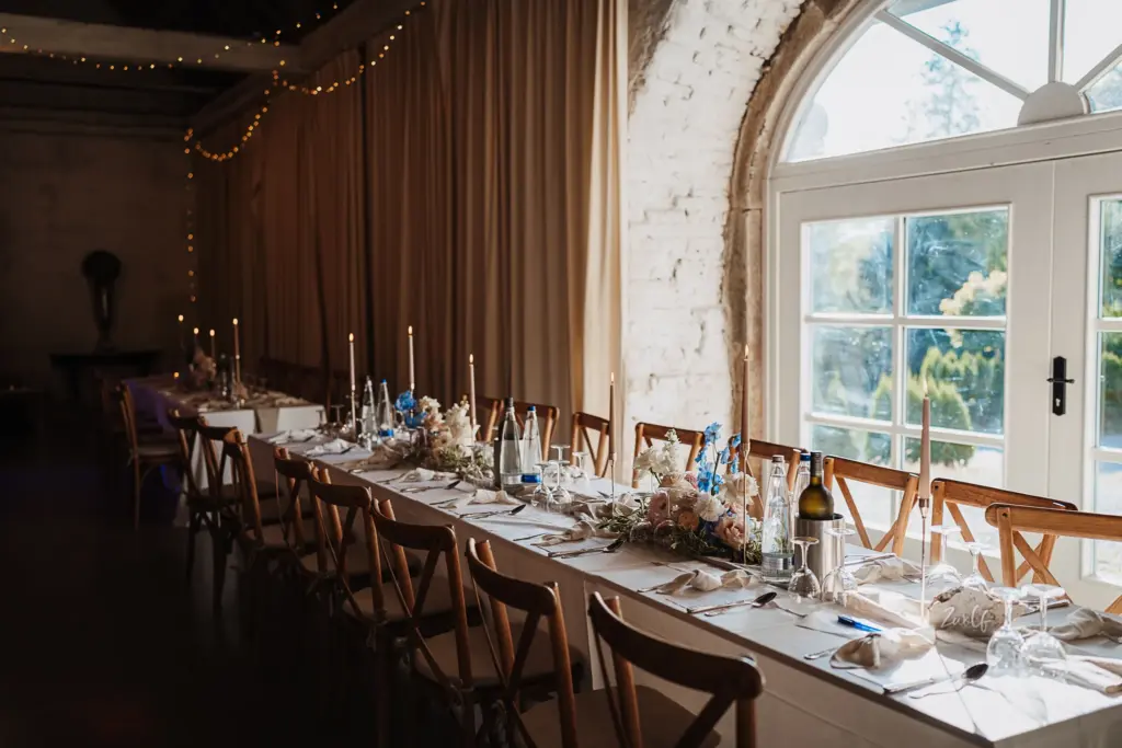 Hochzeitsfotos Straubing, Hochzeitsfotograf Straubing, Brautpaarfotos Deggendorf, glückliches Brautpaar in der Natur, Natürliche Hochzeitsfotos Niederbayern Oberpfalz, Hochzeitslocation Gut Haggn , Hochzeitstorte, Tortenanschnitt, Gartenhochzeit Straubing, Freie Trauung Straubing, Freie Trauung Bayerischer Wald, Hochzeitsfotograf Bayern, Tischdeko, Hochzeitsdeko, Blumendeko Hochzeit, Hochzeitsparty, Bayerische Hochzeit, Getting Ready Hochzeit Gut Haggn, First Look Foto, Brautkleid