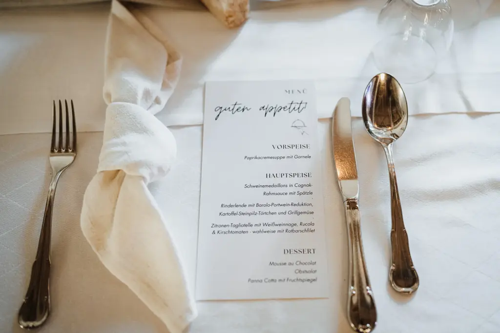 Hochzeitsfotos Straubing, Hochzeitsfotograf Straubing, Brautpaarfotos Deggendorf, glückliches Brautpaar in der Natur, Natürliche Hochzeitsfotos Niederbayern Oberpfalz, Hochzeitslocation Gut Haggn , Hochzeitstorte, Tortenanschnitt, Gartenhochzeit Straubing, Freie Trauung Straubing, Freie Trauung Bayerischer Wald, Hochzeitsfotograf Bayern, Tischdeko, Hochzeitsdeko, Blumendeko Hochzeit, Hochzeitsparty, Bayerische Hochzeit, Getting Ready Hochzeit Gut Haggn, First Look Foto, Brautkleid