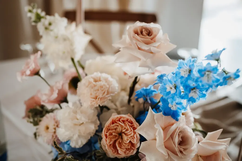 Hochzeitsfotos Straubing, Hochzeitsfotograf Straubing, Brautpaarfotos Deggendorf, glückliches Brautpaar in der Natur, Natürliche Hochzeitsfotos Niederbayern Oberpfalz, Hochzeitslocation Gut Haggn , Hochzeitstorte, Tortenanschnitt, Gartenhochzeit Straubing, Freie Trauung Straubing, Freie Trauung Bayerischer Wald, Hochzeitsfotograf Bayern, Tischdeko, Hochzeitsdeko, Blumendeko Hochzeit, Hochzeitsparty, Bayerische Hochzeit, Getting Ready Hochzeit Gut Haggn, First Look Foto, Brautkleid