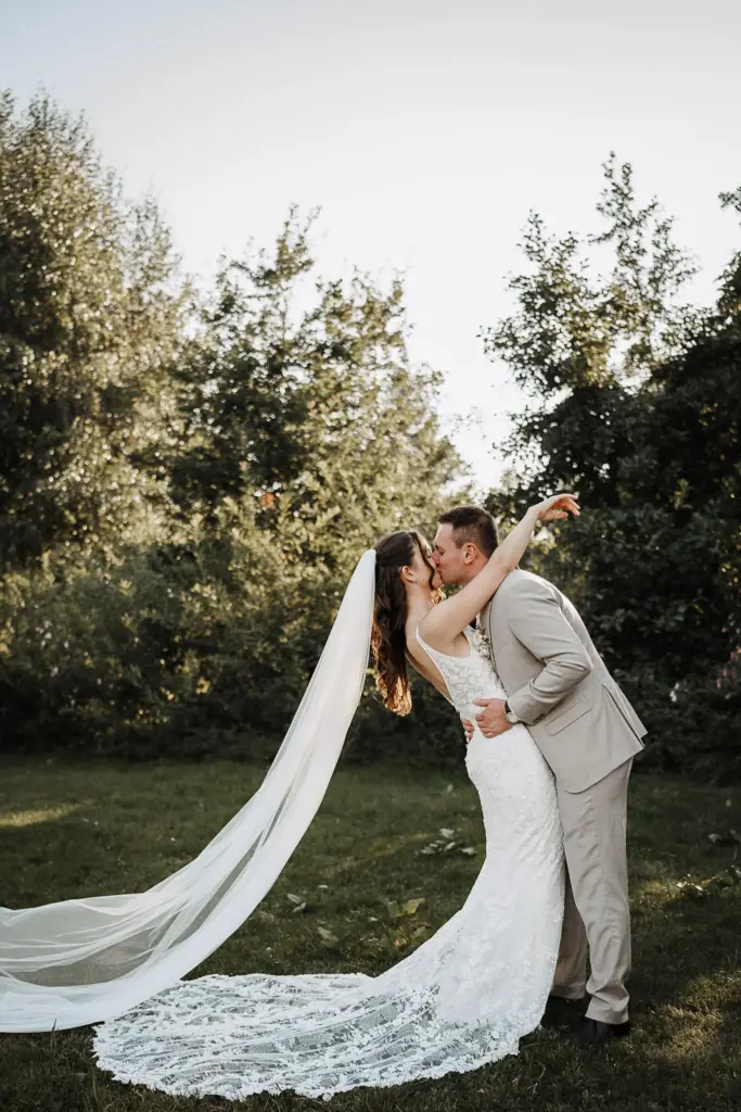 Hochzeitsfotos Straubing, Hochzeitsfotograf Straubing, Brautpaarfotos Deggendorf, glückliches Brautpaar in der Natur, Natürliche Hochzeitsfotos Niederbayern Oberpfalz, Hochzeitslocation Gut Haggn , Hochzeitstorte, Tortenanschnitt, Gartenhochzeit Straubing, Freie Trauung Straubing, Freie Trauung Bayerischer Wald, Hochzeitsfotograf Bayern, Tischdeko, Hochzeitsdeko, Blumendeko Hochzeit, Hochzeitsparty, Bayerische Hochzeit, Getting Ready Hochzeit Gut Haggn, First Look Foto, Brautkleid