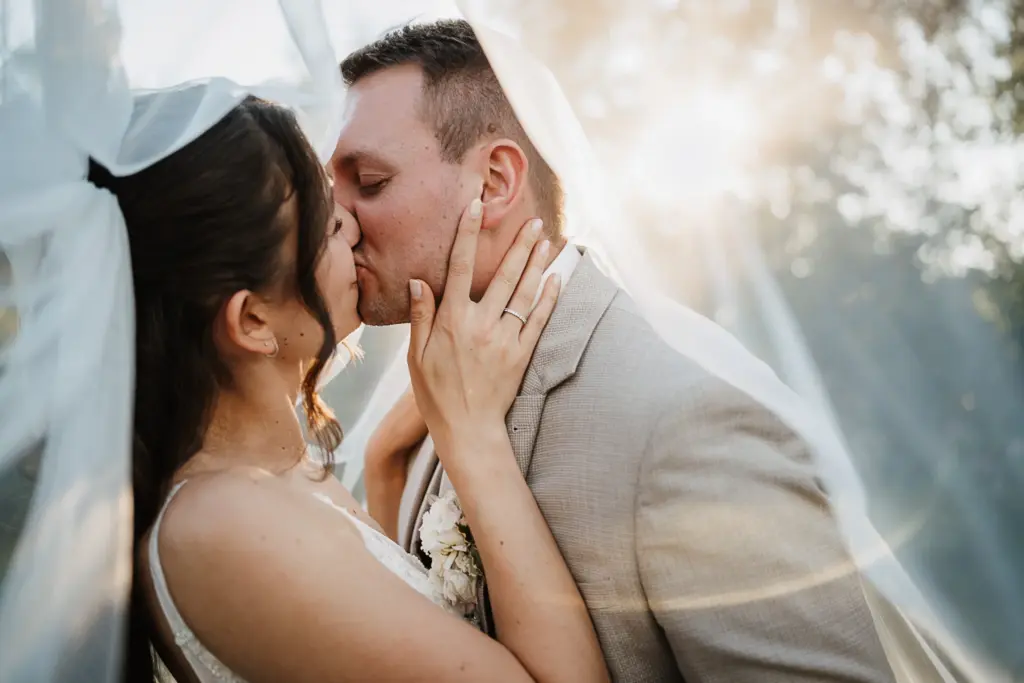 Hochzeitsfotos Straubing, Hochzeitsfotograf Straubing, Brautpaarfotos Deggendorf, glückliches Brautpaar in der Natur, Natürliche Hochzeitsfotos Niederbayern Oberpfalz, Hochzeitslocation Gut Haggn , Hochzeitstorte, Tortenanschnitt, Gartenhochzeit Straubing, Freie Trauung Straubing, Freie Trauung Bayerischer Wald, Hochzeitsfotograf Bayern, Tischdeko, Hochzeitsdeko, Blumendeko Hochzeit, Hochzeitsparty, Bayerische Hochzeit, Getting Ready Hochzeit Gut Haggn, First Look Foto, Brautkleid