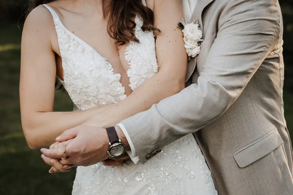 Hochzeitsfotos Straubing, Hochzeitsfotograf Straubing, Brautpaarfotos Deggendorf, glückliches Brautpaar in der Natur, Natürliche Hochzeitsfotos Niederbayern Oberpfalz, Hochzeitslocation Gut Haggn , Hochzeitstorte, Tortenanschnitt, Gartenhochzeit Straubing, Freie Trauung Straubing, Freie Trauung Bayerischer Wald, Hochzeitsfotograf Bayern, Tischdeko, Hochzeitsdeko, Blumendeko Hochzeit, Hochzeitsparty, Bayerische Hochzeit, Getting Ready Hochzeit Gut Haggn, First Look Foto, Brautkleid