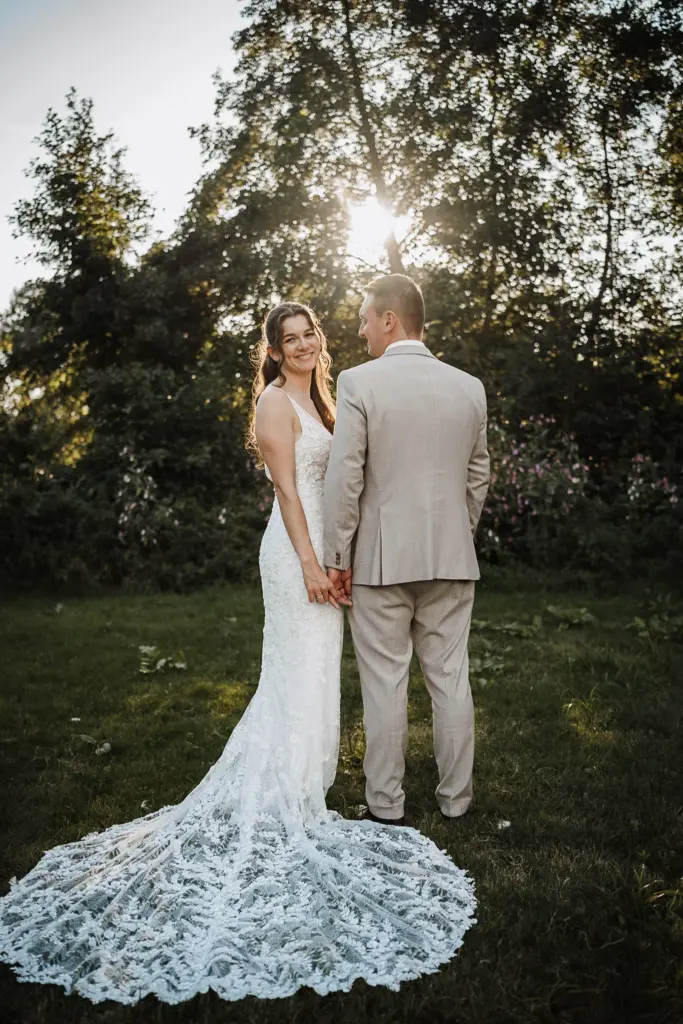 Hochzeitsfotos Straubing, Hochzeitsfotograf Straubing, Brautpaarfotos Deggendorf, glückliches Brautpaar in der Natur, Natürliche Hochzeitsfotos Niederbayern Oberpfalz, Hochzeitslocation Gut Haggn , Hochzeitstorte, Tortenanschnitt, Gartenhochzeit Straubing, Freie Trauung Straubing, Freie Trauung Bayerischer Wald, Hochzeitsfotograf Bayern, Tischdeko, Hochzeitsdeko, Blumendeko Hochzeit, Hochzeitsparty, Bayerische Hochzeit, Getting Ready Hochzeit Gut Haggn, First Look Foto, Brautkleid