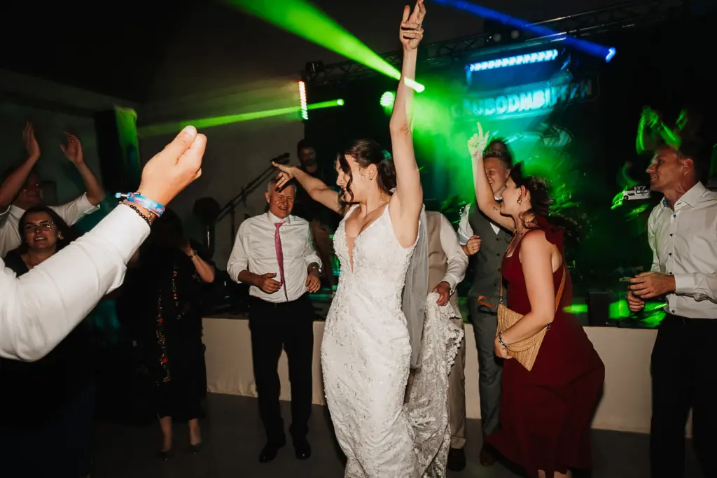 Hochzeitsfotos Straubing, Hochzeitsfotograf Straubing, Brautpaarfotos Deggendorf, glückliches Brautpaar in der Natur, Natürliche Hochzeitsfotos Niederbayern Oberpfalz, Hochzeitslocation Gut Haggn , Hochzeitstorte, Tortenanschnitt, Gartenhochzeit Straubing, Freie Trauung Straubing, Freie Trauung Bayerischer Wald, Hochzeitsfotograf Bayern, Tischdeko, Hochzeitsdeko, Blumendeko Hochzeit, Hochzeitsparty, Bayerische Hochzeit, Getting Ready Hochzeit Gut Haggn, First Look Foto, Brautkleid