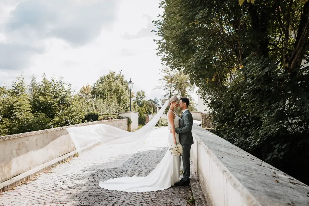 Kirchliche Trauung Straubing, Hochzeitsfotograf Straubing, Hochzeitsfotos Deggendorf, Brautpaarfotos Niederbayern, Nothaft Gewölbe Hengersberg