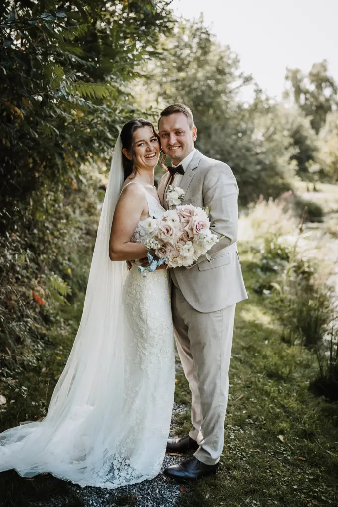 Hochzeitsfotos Straubing, Hochzeitsfotograf Straubing, Brautpaarfotos Deggendorf, glückliches Brautpaar in der Natur, Natürliche Hochzeitsfotos Niederbayern Oberpfalz, Hochzeitslocation Gut Haggn