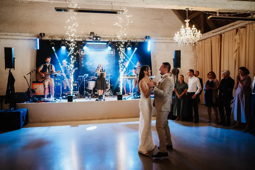 Hochzeitsfotos Straubing, Hochzeitsfotograf Straubing, Brautpaarfotos Deggendorf, glückliches Brautpaar in der Natur, Natürliche Hochzeitsfotos Niederbayern Oberpfalz, Hochzeitslocation Gut Haggn , Hochzeitstorte, Tortenanschnitt, Gartenhochzeit Straubing, Freie Trauung Straubing, Freie Trauung Bayerischer Wald, Hochzeitsfotograf Bayern, Tischdeko, Hochzeitsdeko, Blumendeko Hochzeit