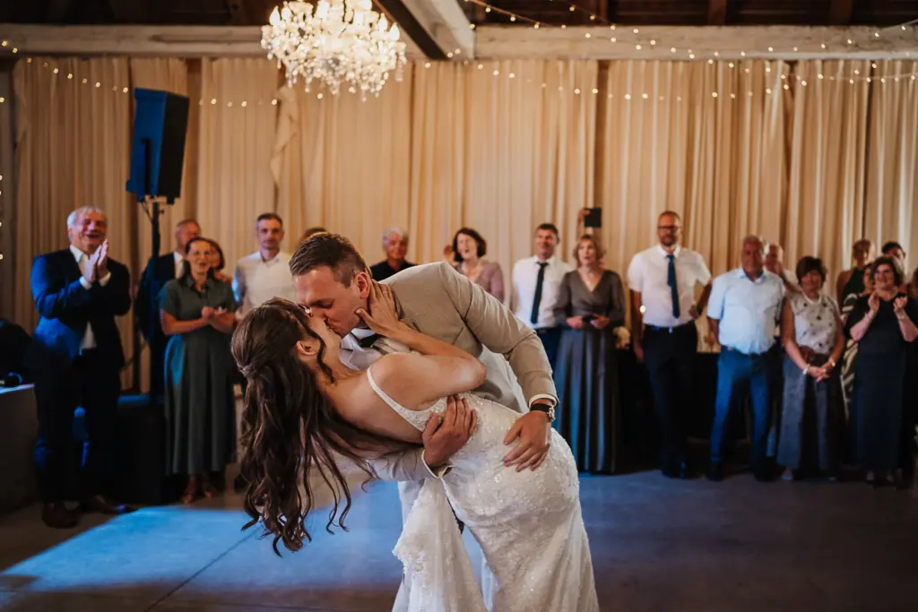 Hochzeitsfotos Straubing, Hochzeitsfotograf Straubing, Brautpaarfotos Deggendorf, glückliches Brautpaar in der Natur, Natürliche Hochzeitsfotos Niederbayern Oberpfalz, Hochzeitslocation Gut Haggn , Hochzeitstorte, Tortenanschnitt, Gartenhochzeit Straubing, Freie Trauung Straubing, Freie Trauung Bayerischer Wald, Hochzeitsfotograf Bayern, Tischdeko, Hochzeitsdeko, Blumendeko Hochzeit