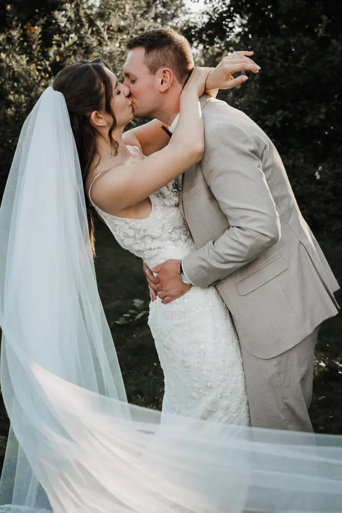 Hochzeitsfotos Straubing, Hochzeitsfotograf Straubing, Brautpaarfotos Deggendorf, glückliches Brautpaar in der Natur, Natürliche Hochzeitsfotos Niederbayern Oberpfalz, Hochzeitslocation Gut Haggn , Hochzeitstorte, Tortenanschnitt, Gartenhochzeit Straubing, Freie Trauung Straubing, Freie Trauung Bayerischer Wald, Hochzeitsfotograf Bayern, Tischdeko, Hochzeitsdeko, Blumendeko Hochzeit