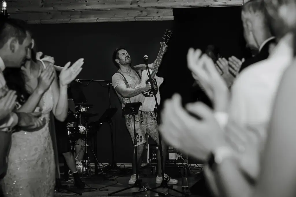 Hochzeitsfotos Straubing, Hochzeitsfotograf Straubing, Brautpaarfotos Deggendorf, glückliches Brautpaar in der Natur, Natürliche Hochzeitsfotos Niederbayern Oberpfalz, Hochzeitslocation Gut Haggn , Hochzeitstorte, Tortenanschnitt, Gartenhochzeit Straubing, Freie Trauung Straubing, Freie Trauung Bayerischer Wald, Hochzeitsfotograf Bayern, Tischdeko, Hochzeitsdeko, Blumendeko Hochzeit, Hochzeitsparty, Bayerische Hochzeit