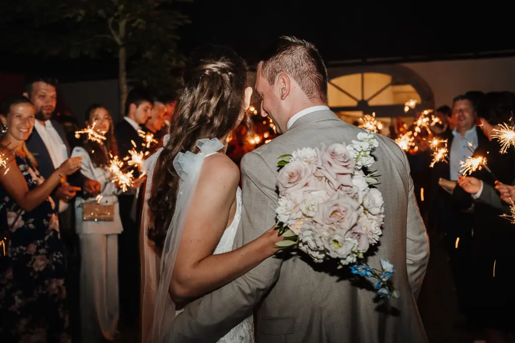 Hochzeitsfotos Straubing, Hochzeitsfotograf Straubing, Brautpaarfotos Deggendorf, glückliches Brautpaar in der Natur, Natürliche Hochzeitsfotos Niederbayern Oberpfalz, Hochzeitslocation Gut Haggn , Hochzeitstorte, Tortenanschnitt, Gartenhochzeit Straubing, Freie Trauung Straubing, Freie Trauung Bayerischer Wald, Hochzeitsfotograf Bayern, Tischdeko, Hochzeitsdeko, Blumendeko Hochzeit, Hochzeitsparty, Bayerische Hochzeit