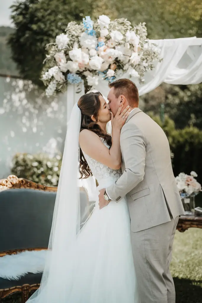 Hochzeitsfotos Straubing, Hochzeitsfotograf Straubing, Brautpaarfotos Deggendorf, glückliches Brautpaar in der Natur, Natürliche Hochzeitsfotos Niederbayern Oberpfalz, Hochzeitslocation Gut Haggn , Freie Trauung Gut Haggn