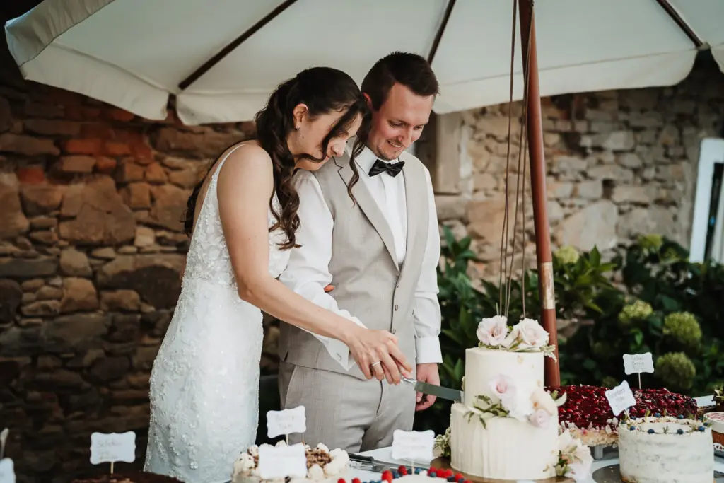 Hochzeitsfotos Straubing, Hochzeitsfotograf Straubing, Brautpaarfotos Deggendorf, glückliches Brautpaar in der Natur, Natürliche Hochzeitsfotos Niederbayern Oberpfalz, Hochzeitslocation Gut Haggn , Hochzeitstorte, Tortenanschnitt, Gartenhochzeit Straubing, Freie Trauung Straubing, Freie Trauung Bayerischer Wald, Hochzeitsfotograf Bayern