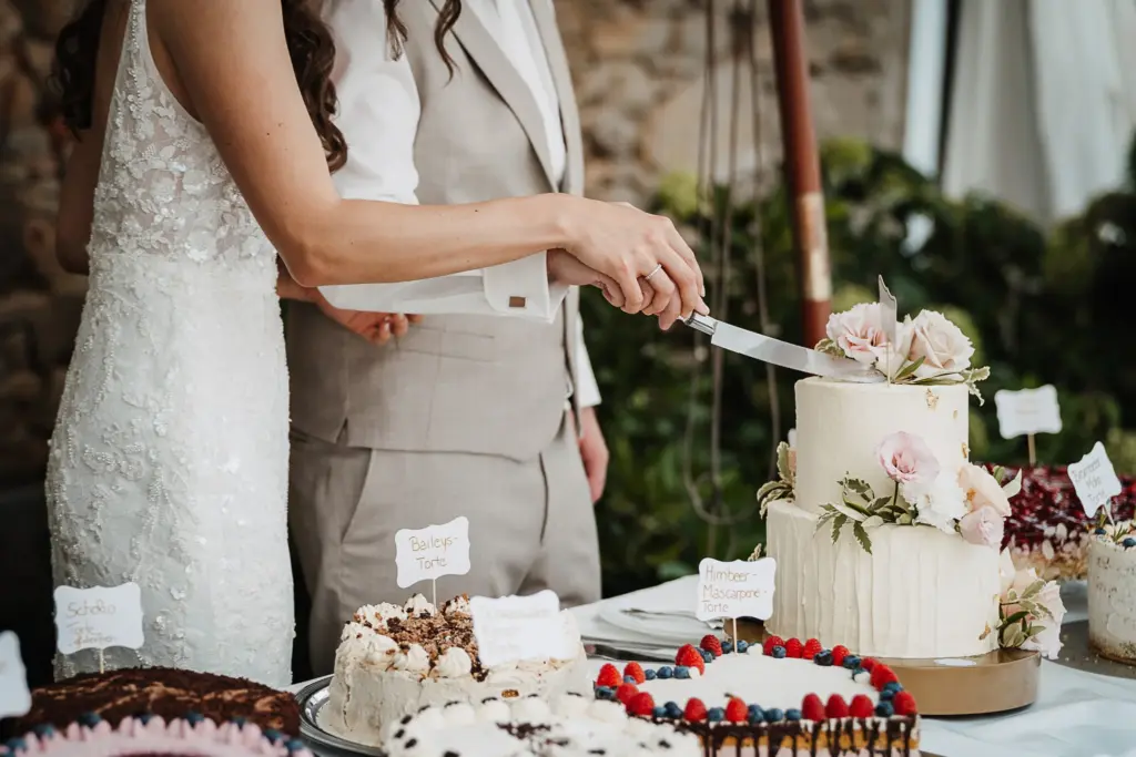 Hochzeitsfotos Straubing, Hochzeitsfotograf Straubing, Brautpaarfotos Deggendorf, glückliches Brautpaar in der Natur, Natürliche Hochzeitsfotos Niederbayern Oberpfalz, Hochzeitslocation Gut Haggn , Hochzeitstorte, Tortenanschnitt, Gartenhochzeit Straubing, Freie Trauung Straubing, Freie Trauung Bayerischer Wald, Hochzeitsfotograf Bayern