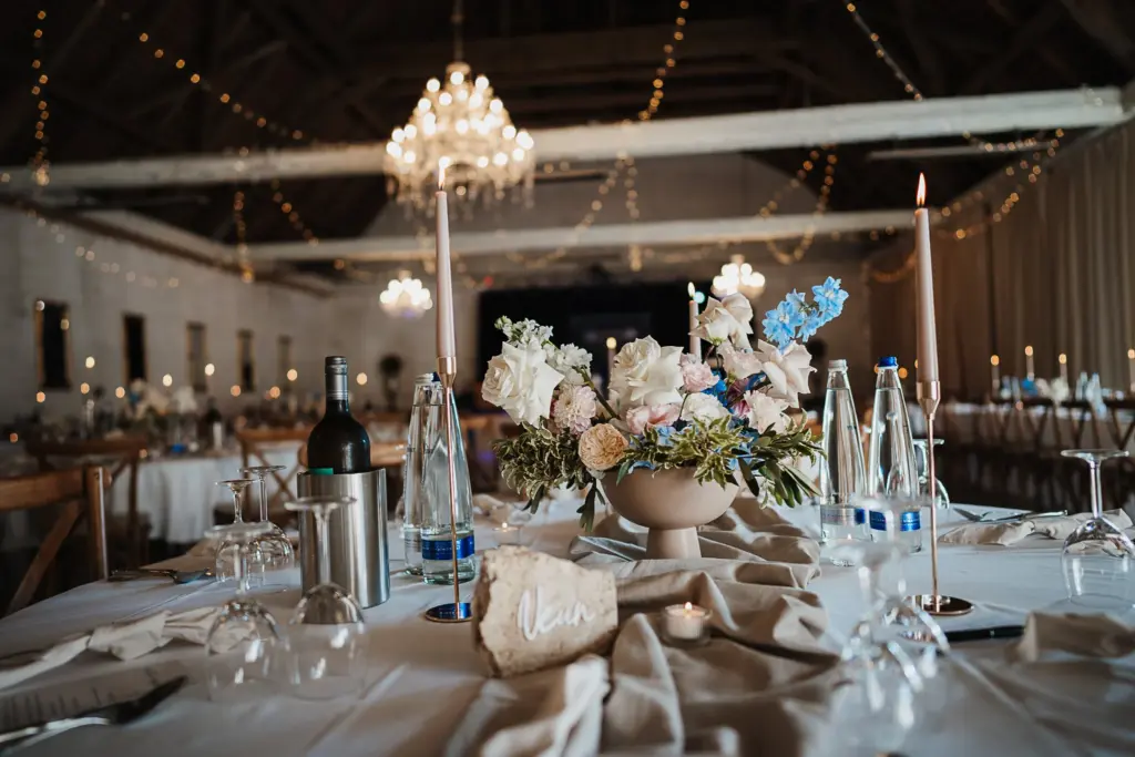 Hochzeitsfotos Straubing, Hochzeitsfotograf Straubing, Brautpaarfotos Deggendorf, glückliches Brautpaar in der Natur, Natürliche Hochzeitsfotos Niederbayern Oberpfalz, Hochzeitslocation Gut Haggn , Hochzeitstorte, Tortenanschnitt, Gartenhochzeit Straubing, Freie Trauung Straubing, Freie Trauung Bayerischer Wald, Hochzeitsfotograf Bayern, Tischdeko, Hochzeitsdeko, Blumendeko Hochzeit