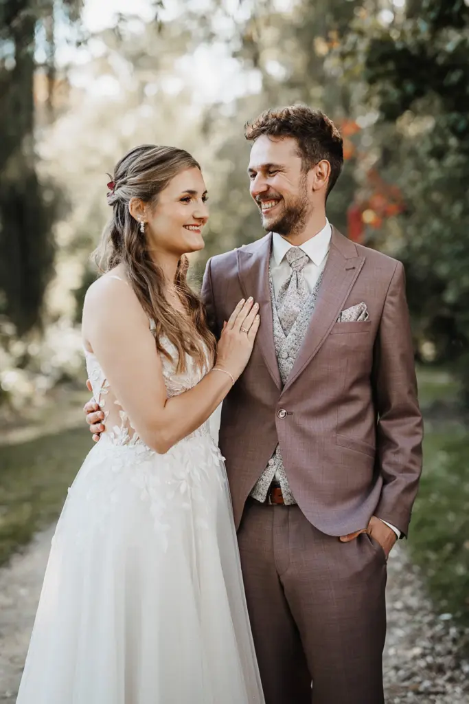 Herbsthochzeit Straubing, Hochzeitsfotos Straubing, Hochzeitsfotograf Straubing, Hochzeit Tonis Straubing, Brautpaarfotos in der Natur, strahlendes Brautpaar am Hochzeitstag, Heiraten in Niederbayern Oberpfalz, Heiraten in Deggendorf