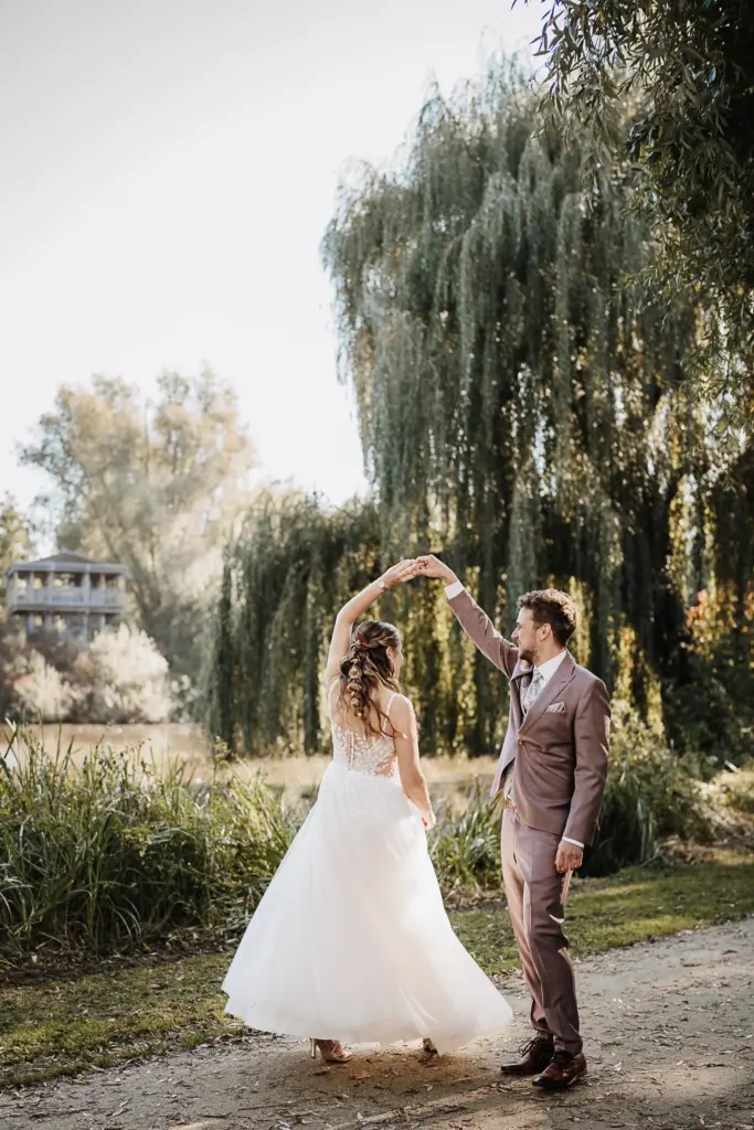 Herbsthochzeit Straubing, Hochzeitsfotos Straubing, Hochzeitsfotograf Straubing, Hochzeit Tonis Straubing, Brautpaarfotos in der Natur, strahlendes Brautpaar am Hochzeitstag, Heiraten in Niederbayern Oberpfalz, Heiraten in Deggendorf, Hochzeitstorte Straubing