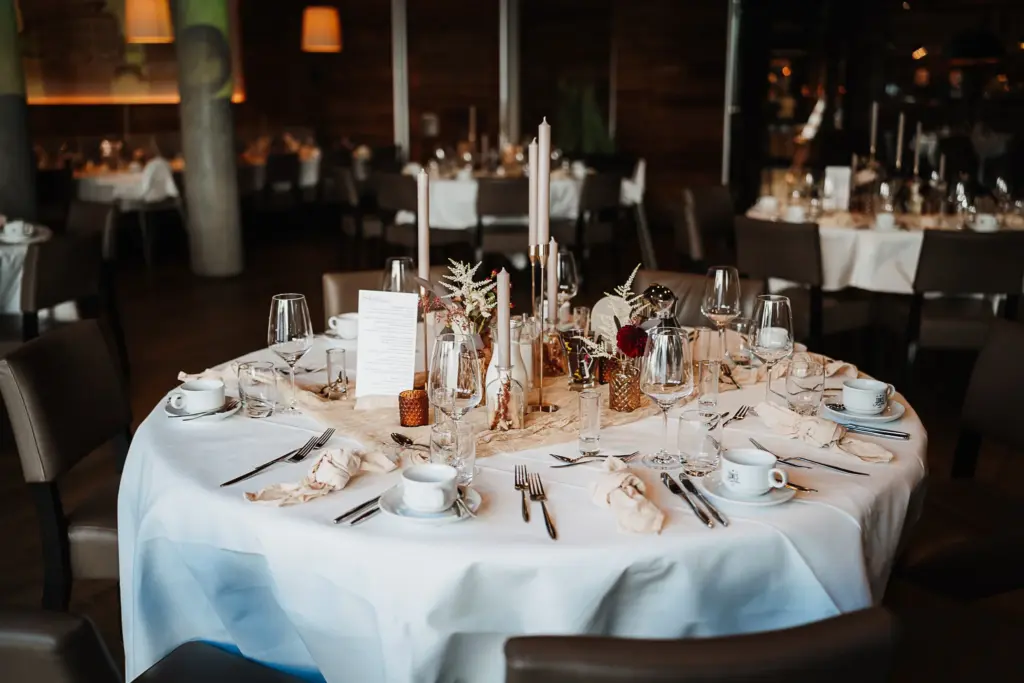 Herbsthochzeit Straubing, Hochzeitsfotos Straubing, Hochzeitsfotograf Straubing, Hochzeit Tonis Straubing, Brautpaarfotos in der Natur, strahlendes Brautpaar am Hochzeitstag, Heiraten in Niederbayern Oberpfalz, Heiraten in Deggendorf, Hochzeitstorte Straubing