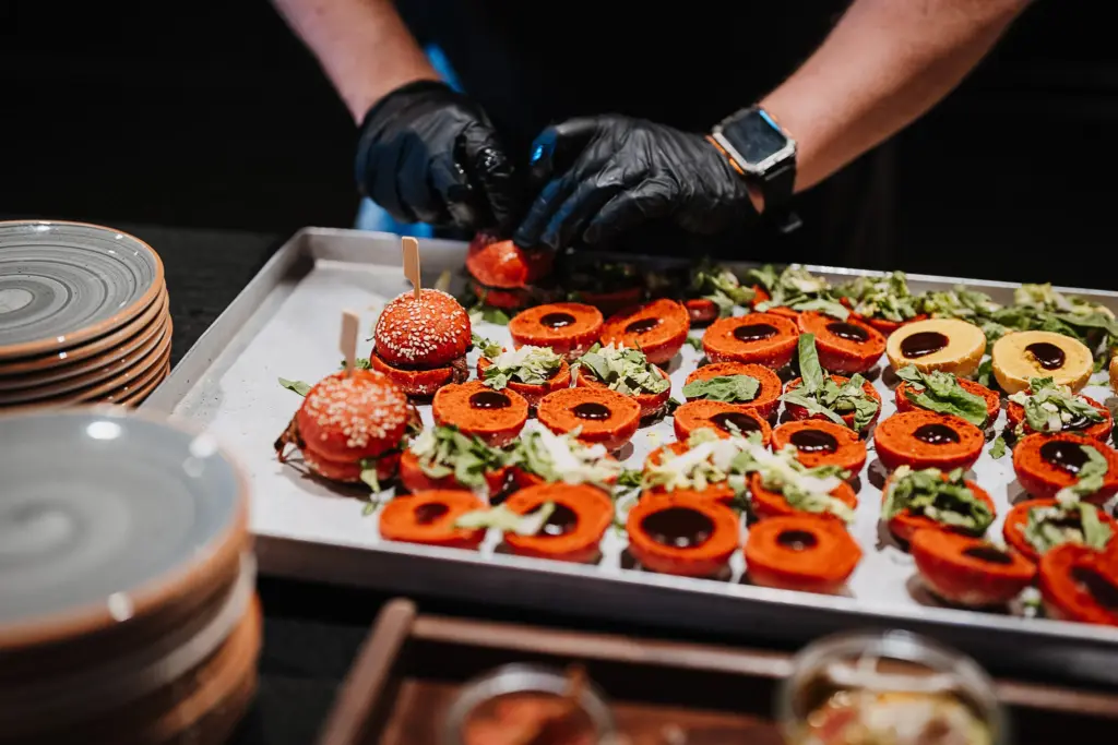 Herbsthochzeit Straubing, Hochzeitsfotos Straubing, Hochzeitsfotograf Straubing, Hochzeit Tonis Straubing, Brautpaarfotos in der Natur, strahlendes Brautpaar am Hochzeitstag, Heiraten in Niederbayern Oberpfalz, Heiraten in Deggendorf