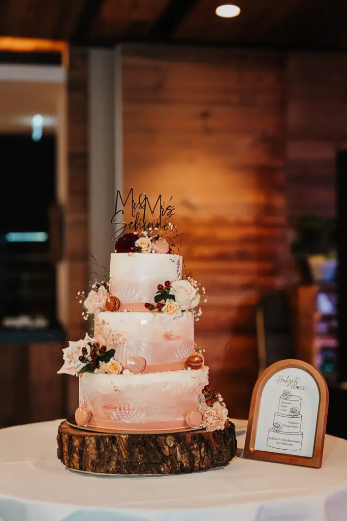 Herbsthochzeit Straubing, Hochzeitsfotos Straubing, Hochzeitsfotograf Straubing, Hochzeit Tonis Straubing, Brautpaarfotos in der Natur, strahlendes Brautpaar am Hochzeitstag, Heiraten in Niederbayern Oberpfalz, Heiraten in Deggendorf, Hochzeitstorte Straubing