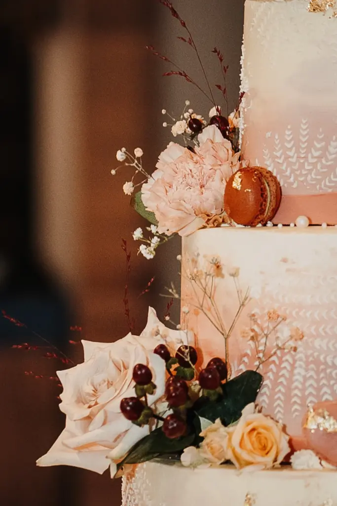 Herbsthochzeit Straubing, Hochzeitsfotos Straubing, Hochzeitsfotograf Straubing, Hochzeit Tonis Straubing, Brautpaarfotos in der Natur, strahlendes Brautpaar am Hochzeitstag, Heiraten in Niederbayern Oberpfalz, Heiraten in Deggendorf, Hochzeitstorte Straubing