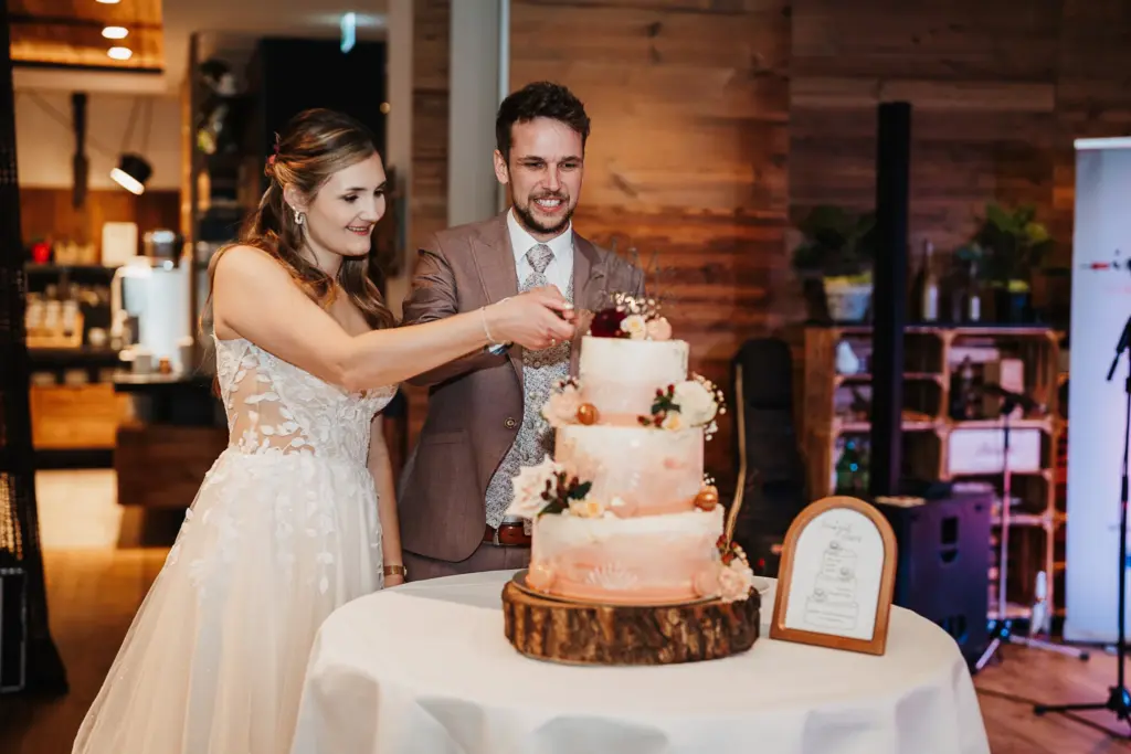 Herbsthochzeit Straubing, Hochzeitsfotos Straubing, Hochzeitsfotograf Straubing, Hochzeit Tonis Straubing, Brautpaarfotos in der Natur, strahlendes Brautpaar am Hochzeitstag, Heiraten in Niederbayern Oberpfalz, Heiraten in Deggendorf, Hochzeitstorte Straubing