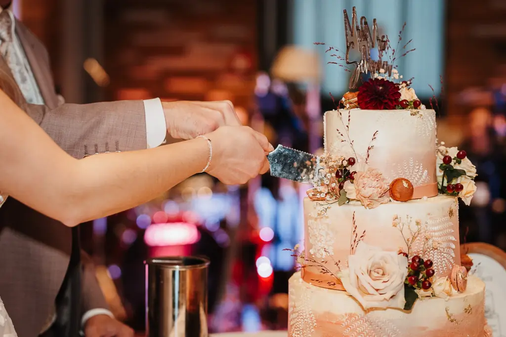 Herbsthochzeit Straubing, Hochzeitsfotos Straubing, Hochzeitsfotograf Straubing, Hochzeit Tonis Straubing, Brautpaarfotos in der Natur, strahlendes Brautpaar am Hochzeitstag, Heiraten in Niederbayern Oberpfalz, Heiraten in Deggendorf, Hochzeitstorte Straubing