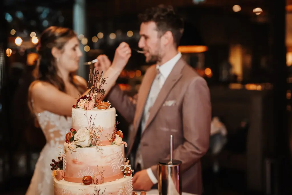 Herbsthochzeit Straubing, Hochzeitsfotos Straubing, Hochzeitsfotograf Straubing, Hochzeit Tonis Straubing, Brautpaarfotos in der Natur, strahlendes Brautpaar am Hochzeitstag, Heiraten in Niederbayern Oberpfalz, Heiraten in Deggendorf, Hochzeitstorte Straubing