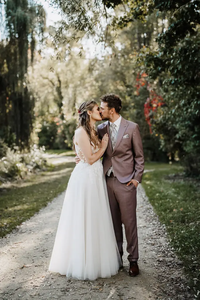 Herbsthochzeit Straubing, Hochzeitsfotos Straubing, Hochzeitsfotograf Straubing, Hochzeit Tonis Straubing, Brautpaarfotos in der Natur, strahlendes Brautpaar am Hochzeitstag, Heiraten in Niederbayern Oberpfalz, Heiraten in Deggendorf