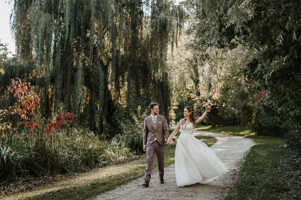 Herbsthochzeit Straubing, Hochzeitsfotos Straubing, Hochzeitsfotograf Straubing, Hochzeit Tonis Straubing, Brautpaarfotos in der Natur, strahlendes Brautpaar am Hochzeitstag, Heiraten in Niederbayern Oberpfalz, Heiraten in Deggendorf