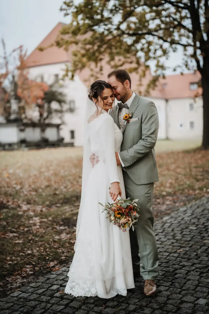 Brautpaarfotos Straubing, Hochzeit Straubing, Hochzeitsfotograf Straubing, Hochzeitsfotos Niederbayern Oberpfalz, Natürliche Hochzeitsfotos, Nothaft Gewölbe Hengersberg