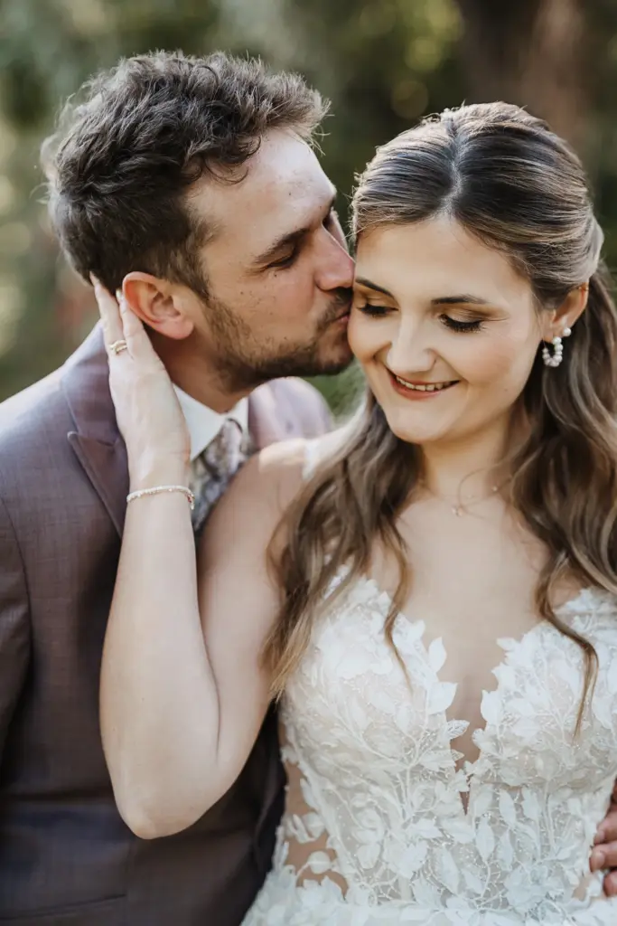 Herbsthochzeit Straubing, Hochzeitsfotos Straubing, Hochzeitsfotograf Straubing, Hochzeit Tonis Straubing, Brautpaarfotos in der Natur, strahlendes Brautpaar am Hochzeitstag, Heiraten in Niederbayern Oberpfalz, Heiraten in Deggendorf