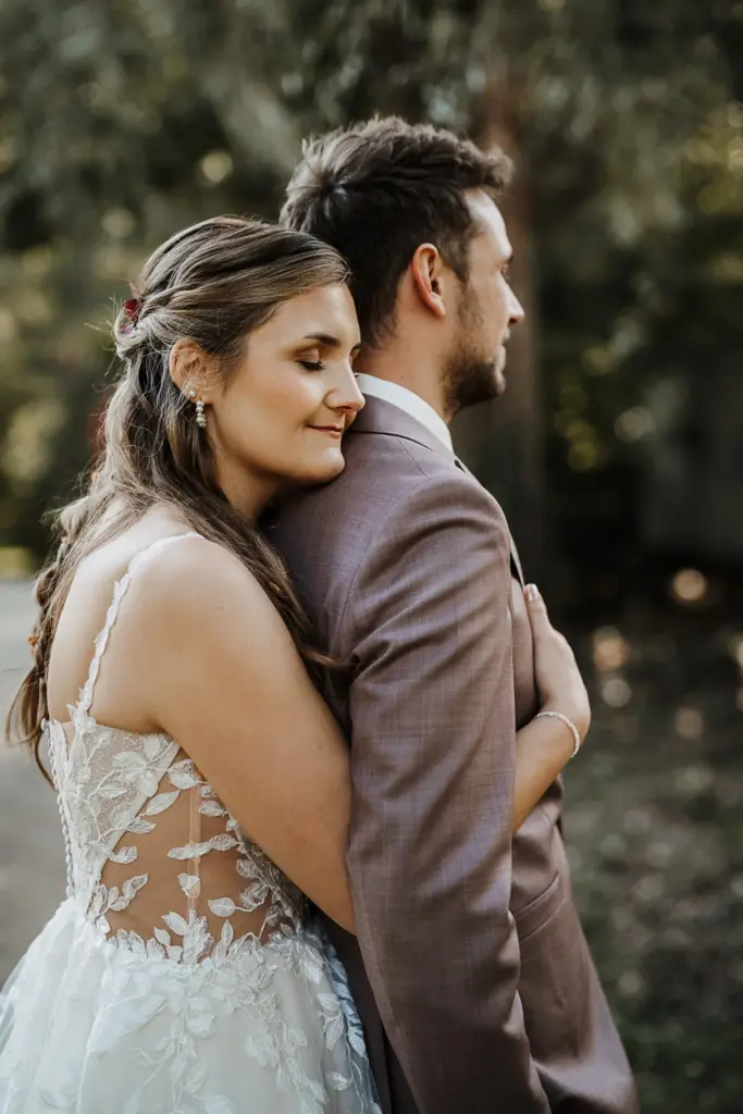 Herbsthochzeit Straubing, Hochzeitsfotos Straubing, Hochzeitsfotograf Straubing, Hochzeit Tonis Straubing, Brautpaarfotos in der Natur, strahlendes Brautpaar am Hochzeitstag, Heiraten in Niederbayern Oberpfalz, Heiraten in Deggendorf