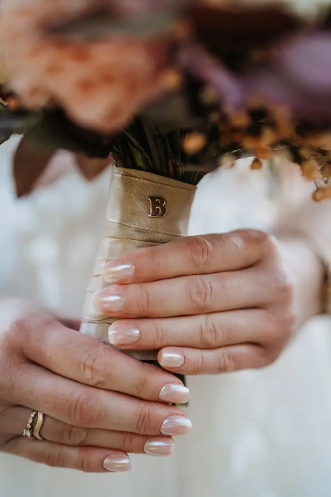 Herbsthochzeit Straubing, Hochzeitsfotos Straubing, Hochzeitsfotograf Straubing, Hochzeit Tonis Straubing, Brautpaarfotos in der Natur, strahlendes Brautpaar am Hochzeitstag, Heiraten in Niederbayern Oberpfalz, Heiraten in Deggendorf