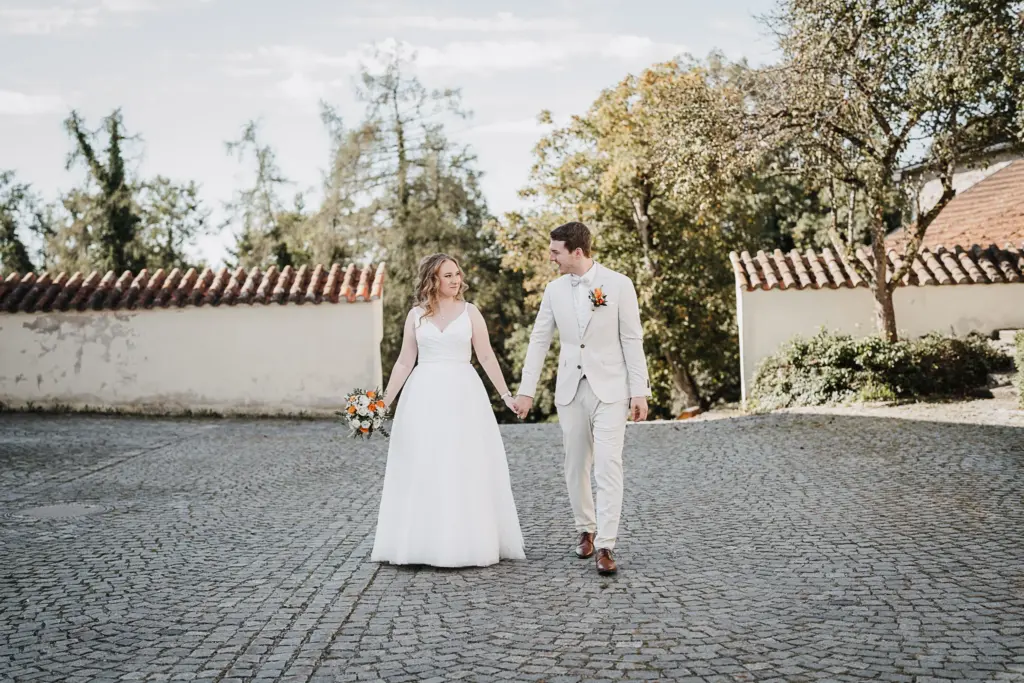 Hochzeitsfotos Straubing, Hochzeitsfotograf Straubing, Hochzeit Deggendorf, Hochzeitsfotograf Bayerischer Wald, Brautpaarfotos bei der Burg, Hochzeitslocation Gut Haggn