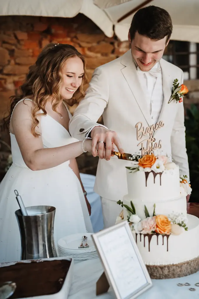 Hochzeitsfotos Straubing, Hochzeitsfotograf Straubing, Hochzeit Deggendorf, Hochzeitsfotograf Bayerischer Wald, Brautpaarfotos bei der Burg, Hochzeitslocation Gut Haggn , Hochzeitstorte, Tortenanschnitt