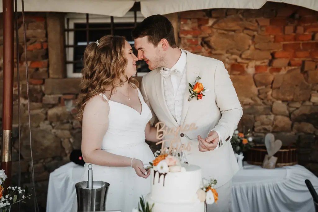 Hochzeitsfotos Straubing, Hochzeitsfotograf Straubing, Hochzeit Deggendorf, Hochzeitsfotograf Bayerischer Wald, Brautpaarfotos bei der Burg, Hochzeitslocation Gut Haggn , Hochzeitstorte, Tortenanschnitt