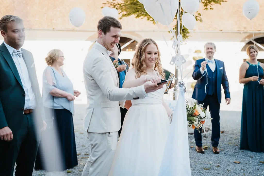 Hochzeitsfotos Straubing, Hochzeitsfotograf Straubing, Hochzeit Deggendorf, Hochzeitsfotograf Bayerischer Wald, Brautpaarfotos bei der Burg, Hochzeitslocation Gut Haggn