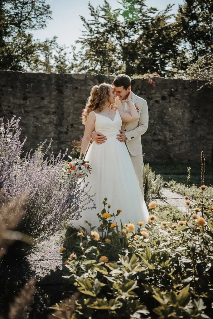 Hochzeitsfotos Straubing, Hochzeitsfotograf Straubing, Hochzeit Deggendorf, Hochzeitsfotograf Bayerischer Wald, Brautpaarfotos bei der Burg, Hochzeitslocation Gut Haggn