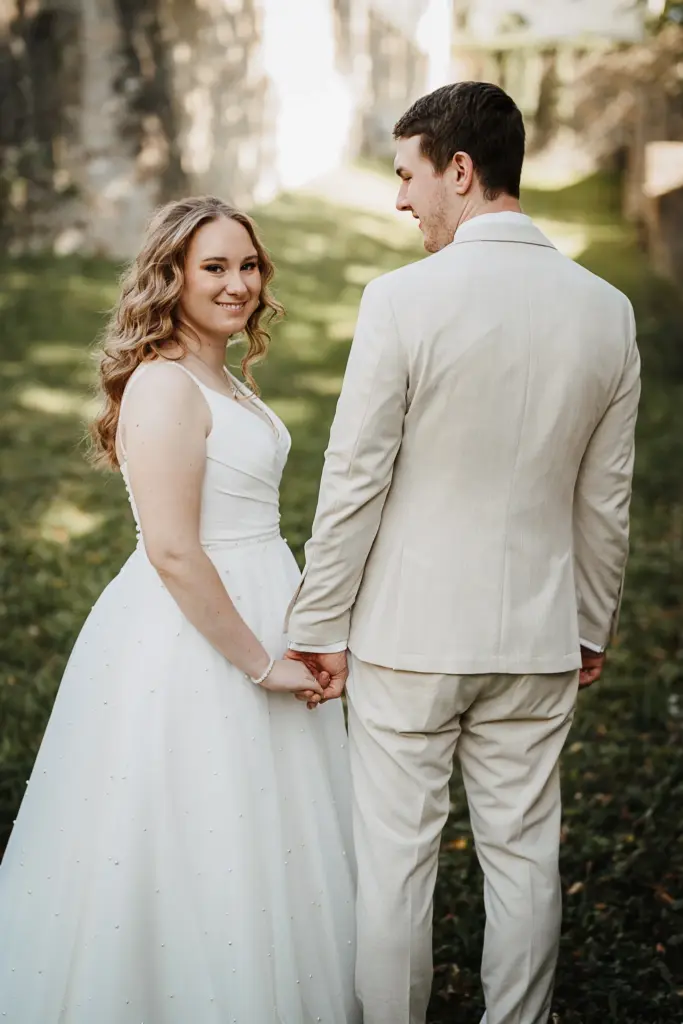 Hochzeitsfotos Straubing, Hochzeitsfotograf Straubing, Hochzeit Deggendorf, Hochzeitsfotograf Bayerischer Wald, Brautpaarfotos bei der Burg, Hochzeitslocation Gut Haggn