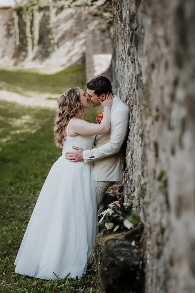 Hochzeitsfotos Straubing, Hochzeitsfotograf Straubing, Hochzeit Deggendorf, Hochzeitsfotograf Bayerischer Wald, Brautpaarfotos bei der Burg, Hochzeitslocation Gut Haggn
