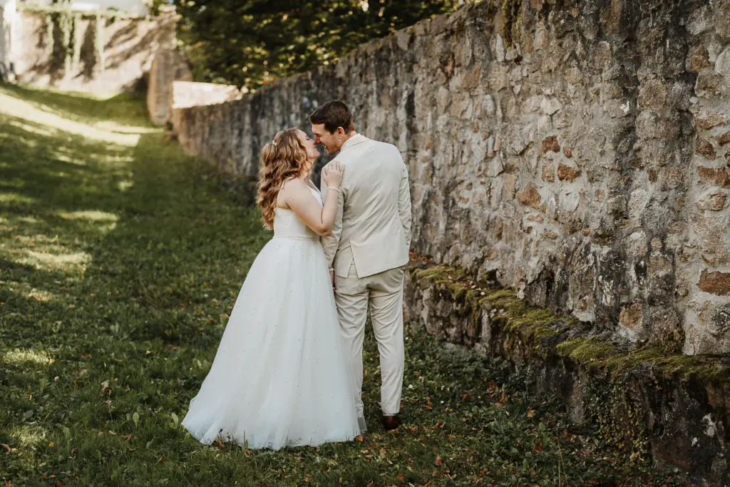 Hochzeitsfotos Straubing, Hochzeitsfotograf Straubing, Hochzeit Deggendorf, Hochzeitsfotograf Bayerischer Wald, Brautpaarfotos bei der Burg, Hochzeitslocation Gut Haggn