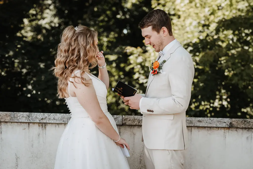 Hochzeitsfotos Straubing, Hochzeitsfotograf Straubing, Hochzeit Deggendorf, Hochzeitsfotograf Bayerischer Wald, Brautpaarfotos bei der Burg, Hochzeitslocation Gut Haggn