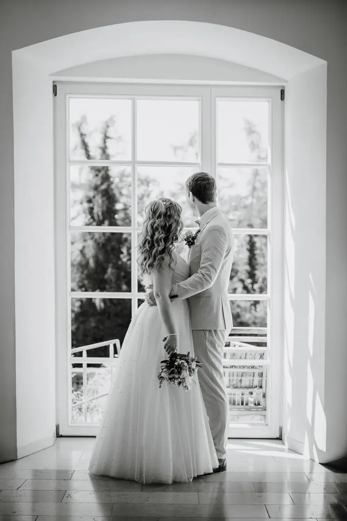 Hochzeitsfotos Straubing, Hochzeitsfotograf Straubing, Hochzeit Deggendorf, Hochzeitsfotograf Bayerischer Wald, Brautpaarfotos bei der Burg, Hochzeitslocation Gut Haggn